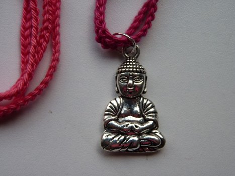 Gehaakte ketting met grote buddha bedel (roze) - 1