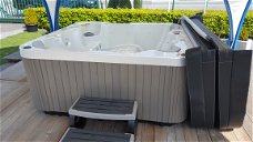 jacuzzi 1 ligplaats en 5 zitplaatsen met HIFI