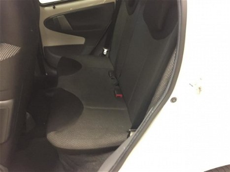 Toyota Aygo - 1.0-12V Dynamic Navigator Sport-Edtion/Velgen/geblindeerd ramen/Airco/achterspoiler - 1