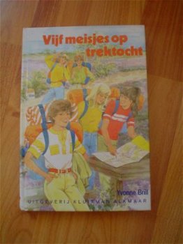 Vijf meisjes op trektocht door Yvonne Brill - 1