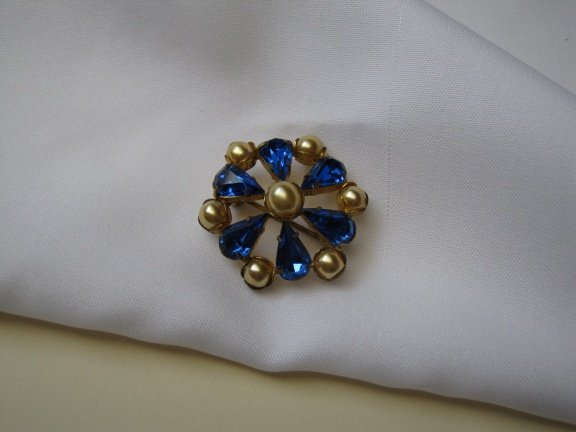 Broche antiek parelkraaltjes en blauw rijnsteen kristal 2.6 cm - nr. 1