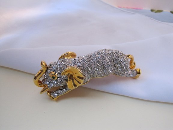 Broche goudkleurige grote olifant met heldere kristal rijnstenen 9.8x3.9 cm - nr. 1