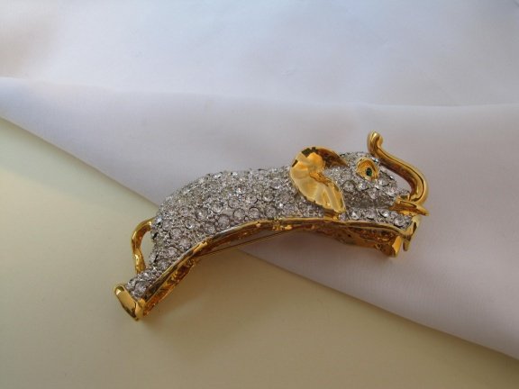 Broche goudkleurige grote olifant met heldere kristal rijnstenen 9.8x3.9 cm - Afbeelding 2