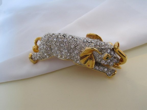 Broche goudkleurige grote olifant met heldere kristal rijnstenen 9.8x3.9 cm - Afbeelding 3