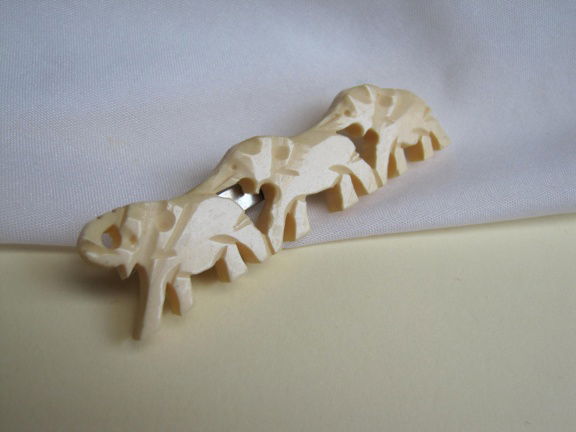 Broche celluloid gekerfde olifanten /Japan 2.5x2.0 cm - nr. 1