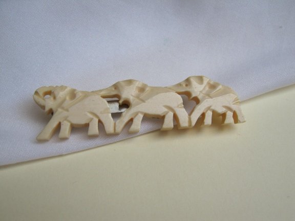 Broche celluloid gekerfde olifanten /Japan 2.5x2.0 cm - Afbeelding 2