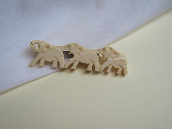 Broche celluloid gekerfde olifanten /Japan 2.5x2.0 cm - Afbeelding 4