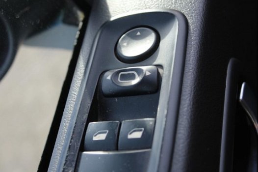 Peugeot 807 - 2.0 HDIF SR airco, climate control, radio cd speler, cruise control, elektrische ramen - 1