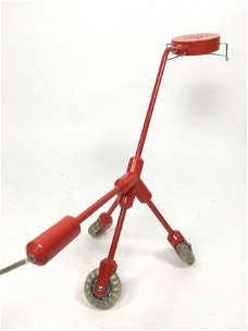 ﻿KILA Rode lamp door Harry Allen Ikea op 3 wielen