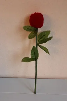 Ringdoosje, in de roos kan een ring geplaatst worden.