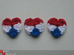 ** Gehaakte rood/wit/blauwe hartjes