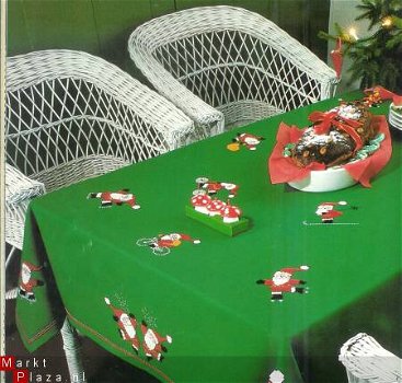 borduurpatroon 1070 kerstkleed met kersmannetjes - 1