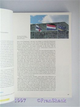 [1997] The Low Countries, Yearbook 1997-98, Delue, Stichting Ons Erfdeel. - 4