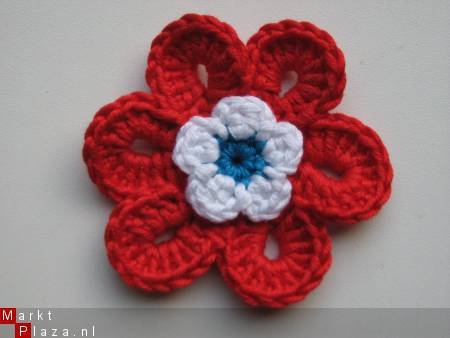 ** Grote (6,5 cm) gehaakte bloem (rood/wit/blauw) - nr. 1