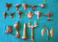 Diversen oude en antieke poten en ornamenten tussen1800/1900