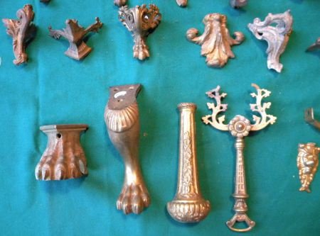 Diversen oude en antieke poten en ornamenten tussen1800/1900 - 4