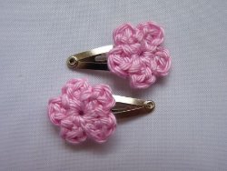 ** Newborn haarclips met een gehaakt bloemetje (roze)
