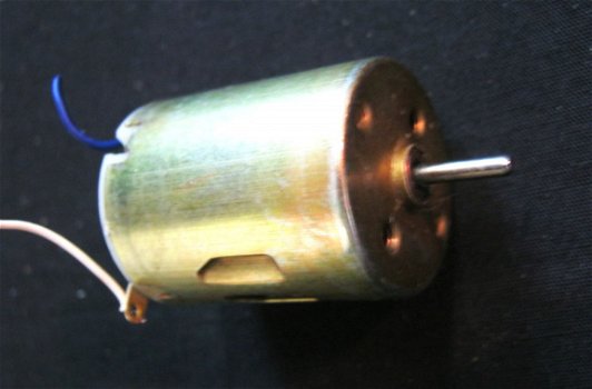 Elektromotor,micro,geen borstels,1.5 tot 4.5 volt DC,z.g.a.n - 2