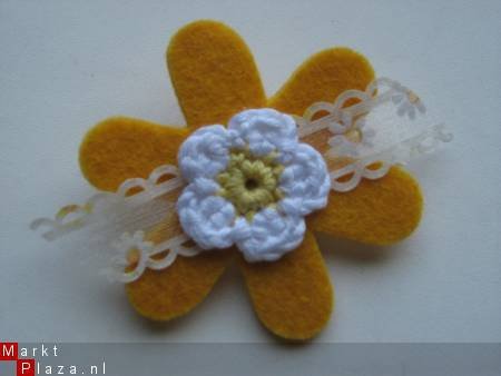 ** Vilten broche met gehaakt bloemetje en lint (geel) - nr. 1