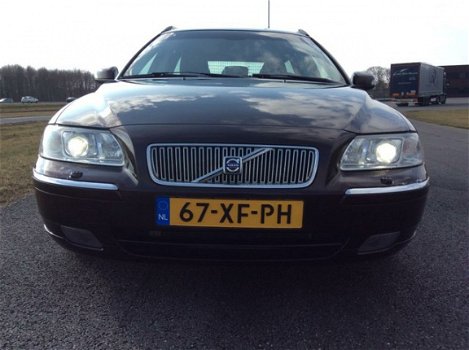 Volvo V70 - 2.4 D5 Edition II Sport BI-XENON LEER NAP ZONNEDAK VIOLET 6 BAK - 1