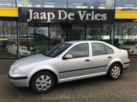 Volkswagen Bora - 1.6 77KW 4DRS TRENDLINE AC CRC TRKH MP3 - 1