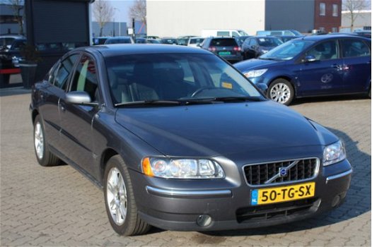 Volvo S60 - 2.4 D5 MOMENTUM airco, navigatie, radio cd speler, cruise control, elektrische ramen, dv - 1