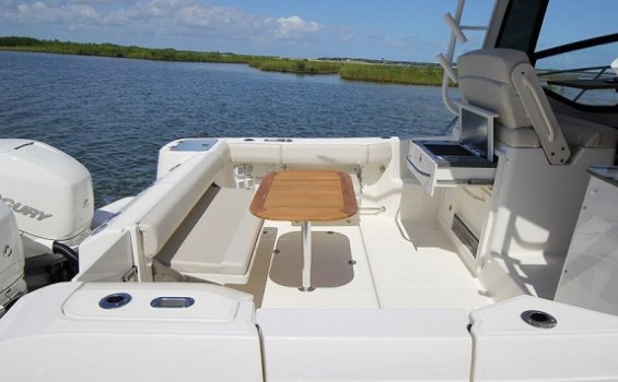 Boston Whaler 325 Conquest - 4