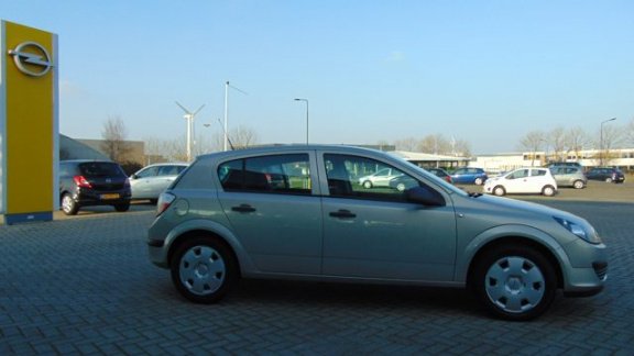 Opel Astra - 5drs 1.9 CDTI BUSINESS Airco, Trekhaak, Cruise contr, PDC - 1