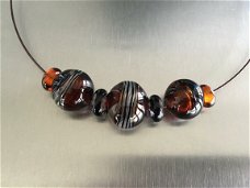 Handgemaakte amber / bruine glaskralen aan een spang NIEUW.