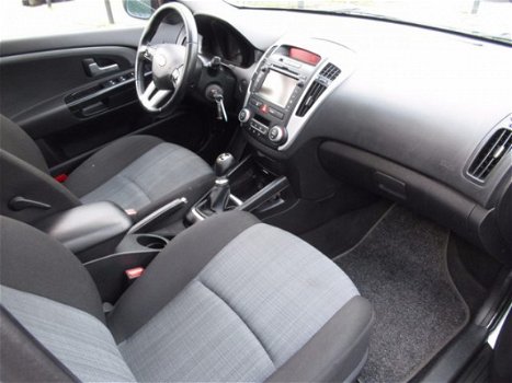 Kia Cee'd - Ceed 1.6 CRDI X-ECUTIVE 5DRS NAVI/ECCAIRCO/PDC/TRKHAAK - 1