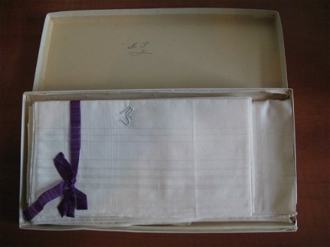 Doosje met 6 x grote antieke zakdoekjes en 3 kleine, MS is erop geborduurd...ca. 1920 - 2