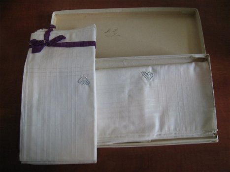 Doosje met 6 x grote antieke zakdoekjes en 3 kleine, MS is erop geborduurd...ca. 1920 - 3