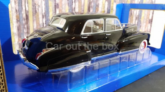 Cadillac Fleetwood Series 60 Special Sedan zwart 1:18 ModelCarGroup - 3