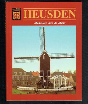 Heusden, medaillon aan de Maas door Dick Dijs - 1