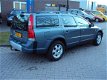 Volvo V70 Cross Country - Benzine 2.4T 200PK Airco / trekhaak - 1 - Thumbnail