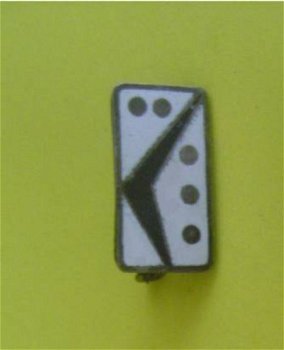 Emaille speld/broche na vijven - 1