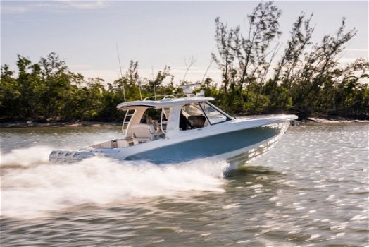 Boston Whaler 380 Realm - 1