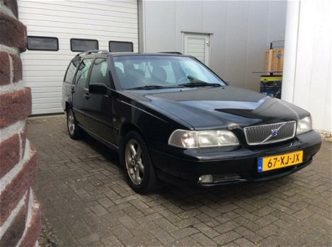 Volvo V70 - 2.4 Momentum ZWART LEER 7 PERSOONS YOUNGTIMER - 1