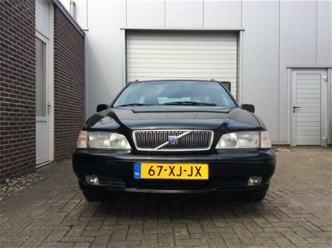 Volvo V70 - 2.4 Momentum ZWART LEER 7 PERSOONS YOUNGTIMER - 1