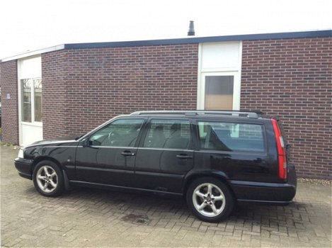 Volvo V70 - 2.4 Momentum ZWART LEER 7 PERSOONS YOUNGTIMER - 1