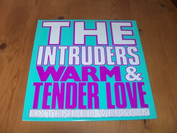 THE INTRUDERS WARM & TENDER LOVE - nr. 1