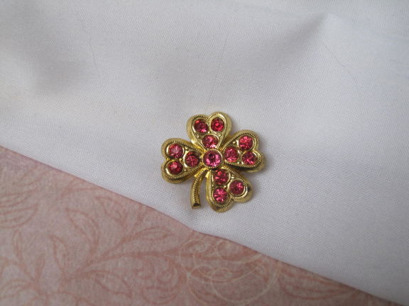 Broche antike goudkleurig klavertje vier met roze kristal rijnstenen 2.4x2.4 cm. - nr. 1