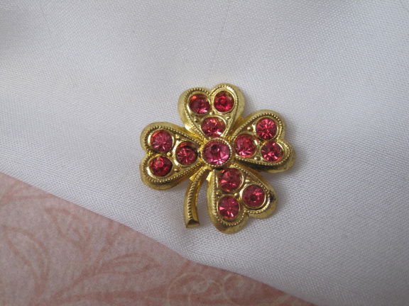Broche antike goudkleurig klavertje vier met roze kristal rijnstenen 2.4x2.4 cm. - Afbeelding 2