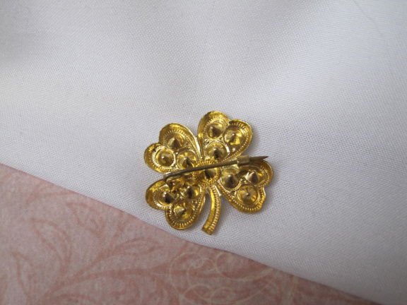 Broche antike goudkleurig klavertje vier met roze kristal rijnstenen 2.4x2.4 cm. - Afbeelding 3