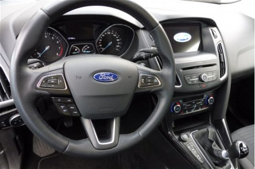 Ford Focus Wagon - 125pk 6-bak TITANIUM NAVI SYNC3 PDC CRC - 1