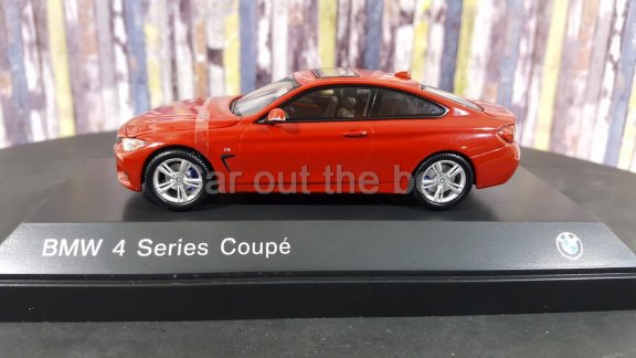 BMW 4 Series Coupe rood 1:43 Dealermodel - 1