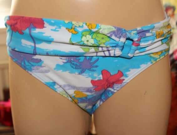 Bikini met bloem/hawaii motief - 40/42 - Afbeelding 3