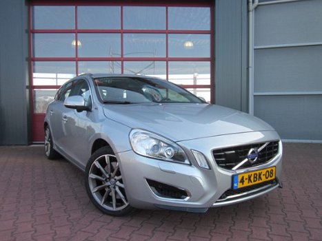 Volvo V60 - 2.4 D6 AWD PLUG-IN HYBRID SUMMUM LEER/AFN. TREKHAAK/DVD+SCHERMEN - 1