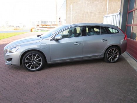 Volvo V60 - 2.4 D6 AWD PLUG-IN HYBRID SUMMUM LEER/AFN. TREKHAAK/DVD+SCHERMEN - 1