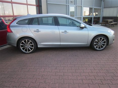 Volvo V60 - 2.4 D6 AWD PLUG-IN HYBRID SUMMUM LEER/AFN. TREKHAAK/DVD+SCHERMEN - 1